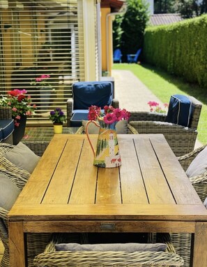 Outdoor dining - Alpine Escape Ferienhaus mit Bergblick  (Garmisch-Partenkirchen)