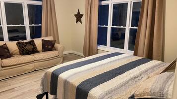 6 Schlafzimmer, Schreibtisch, Bügeleisen/Bügelbrett, Reisekinderbett