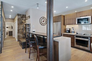 Fridge, microwave, oven, stovetop - Newly remodeled modern condo. Pool/hot tubs. Walk to town over pedestrian bridge (Vail)