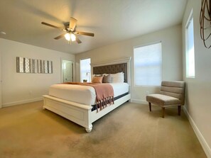 3 bedrooms, desk, iron/ironing board, travel cot - Waterpark Retreat w/ lazy river, pickleball court (Washington)