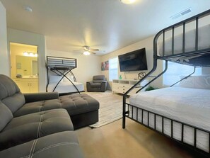 3 bedrooms, desk, iron/ironing board, travel cot - Waterpark Retreat w/ Lazy River, Pickleball Courts (Washington)
