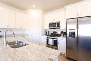 Fridge, microwave, oven, stovetop - Waterpark Retreat w/ lazy river, pickleball court (Washington)