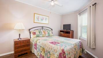 2 bedrooms, in-room safe, desk, iron/ironing board