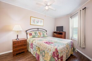 2 habitaciones, caja de seguridad en la habitación y escritorio 