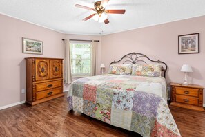 2 bedrooms, in-room safe, desk, iron/ironing board - Hot Spot on Comal River. Best Location in Town.  (New Braunfels)