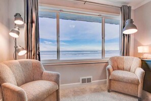 Interior - Luxurious Oceanfront Suite - Sleeps 6 - Second Floor - Pool and Sauna! (Lincoln City)