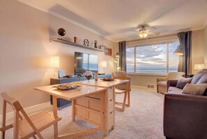 TV, offices - Luxurious Oceanfront Suite - Sleeps 6 - Second Floor - Pool and Sauna! (Lincoln City)