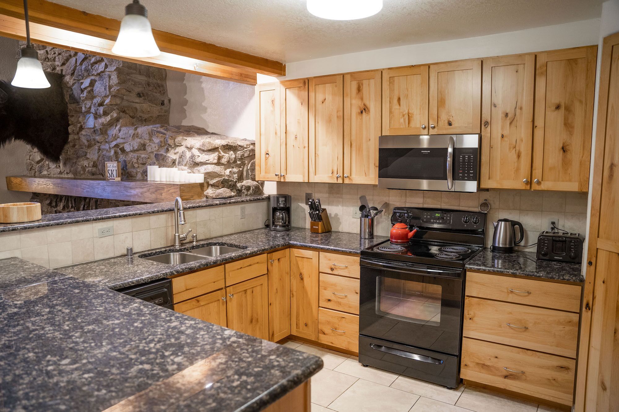 Thanksgiving Availability! Spacious Retreat with Wifi, short walk to base area