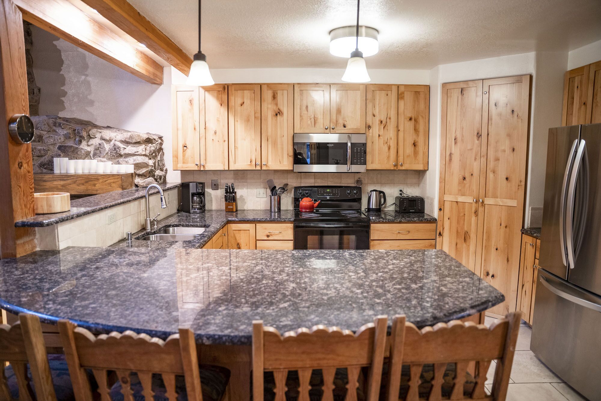 Thanksgiving Availability! Spacious Retreat with Wifi, short walk to base area