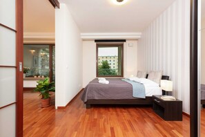 1 bedroom, iron/ironing board, WiFi, bed sheets - Modern Apartment in the Center | Balcony | Parking (Warszawa)