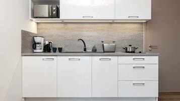 Frigorífico, microondas, placa de cocina y cafetera o tetera