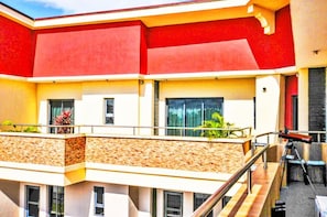 Property grounds - Penthouse 3-Bedroom w Pool, Gym & Ocean View (Lagos)