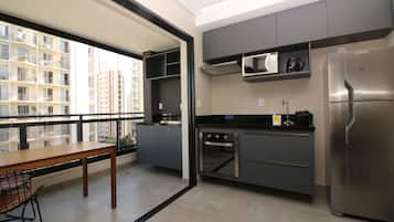 Geladeira grande, micro-ondas, cooktop