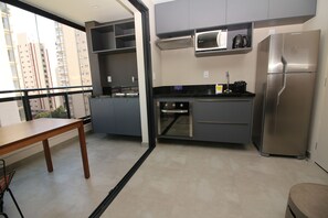 Standard Apartment | Private kitchen | Full-size fridge, microwave, stovetop, cookware/dishes/utensils - Charlie Cobogó Pinheiros (São Paulo)