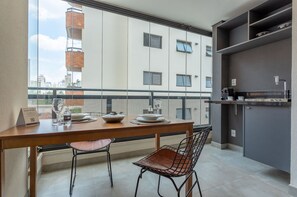 Standaard appartement | Woonruimte | Een flatscreentelevisie