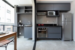 Căn hộ Tiêu chuẩn | Bếp riêng | Tủ lạnh, lò vi sóng, bếp nấu, dụng cụ nấu nướng/bát dĩa/dao nĩa 