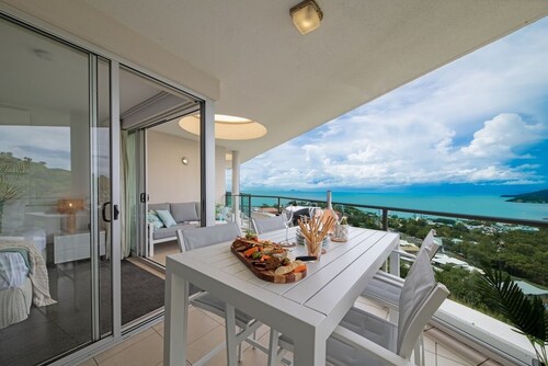 Modern 2 bedroom Apartment with Panoramic Ocean Views - Airlie Beach