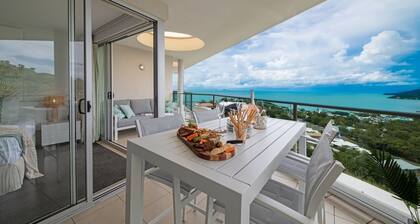 Modern 2 bedroom Apartment with Panoramic Ocean Views - Airlie Beach