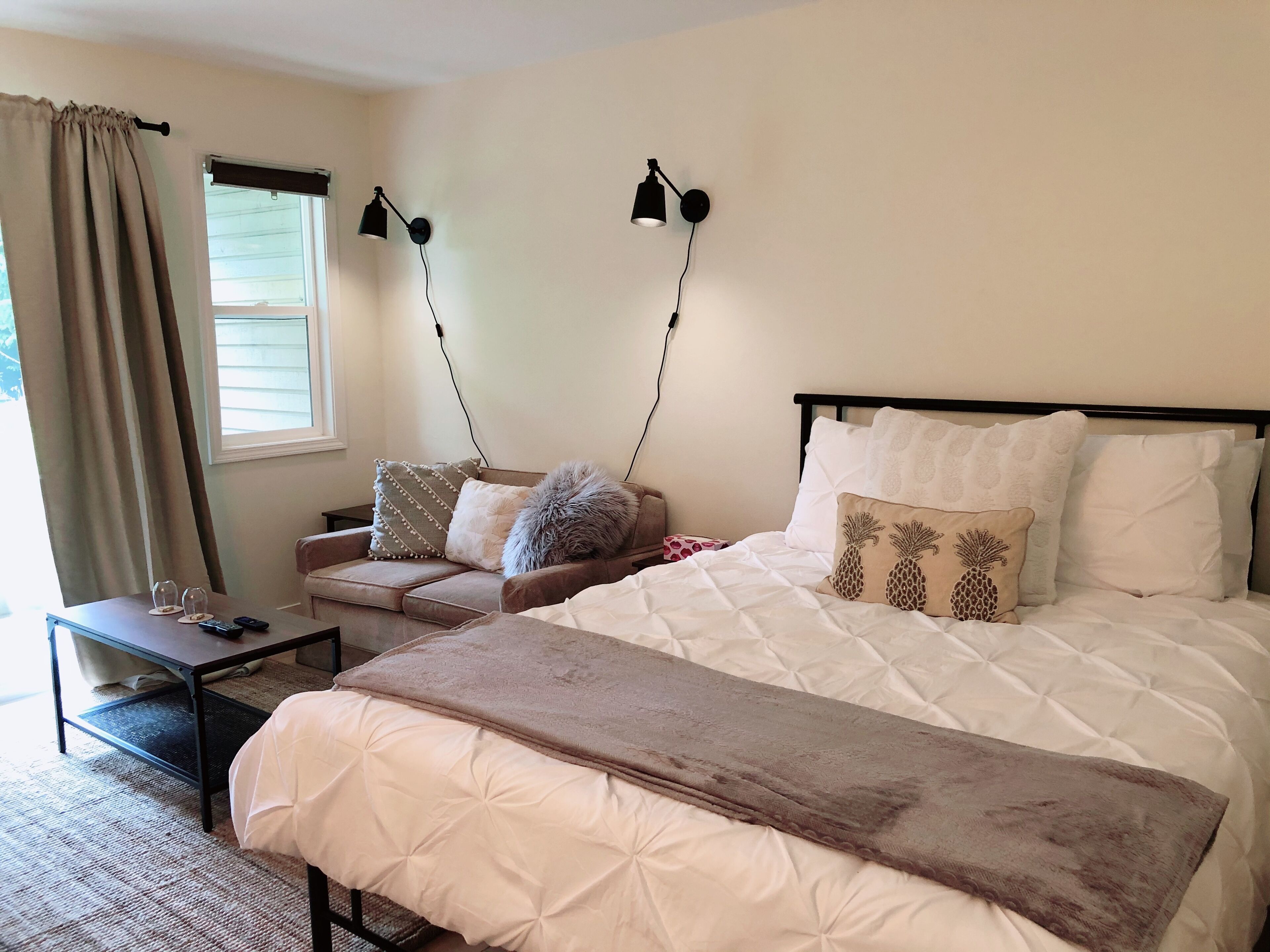 ✰Steps to Harrison Lake| Kitchen | FREE Parking ✰