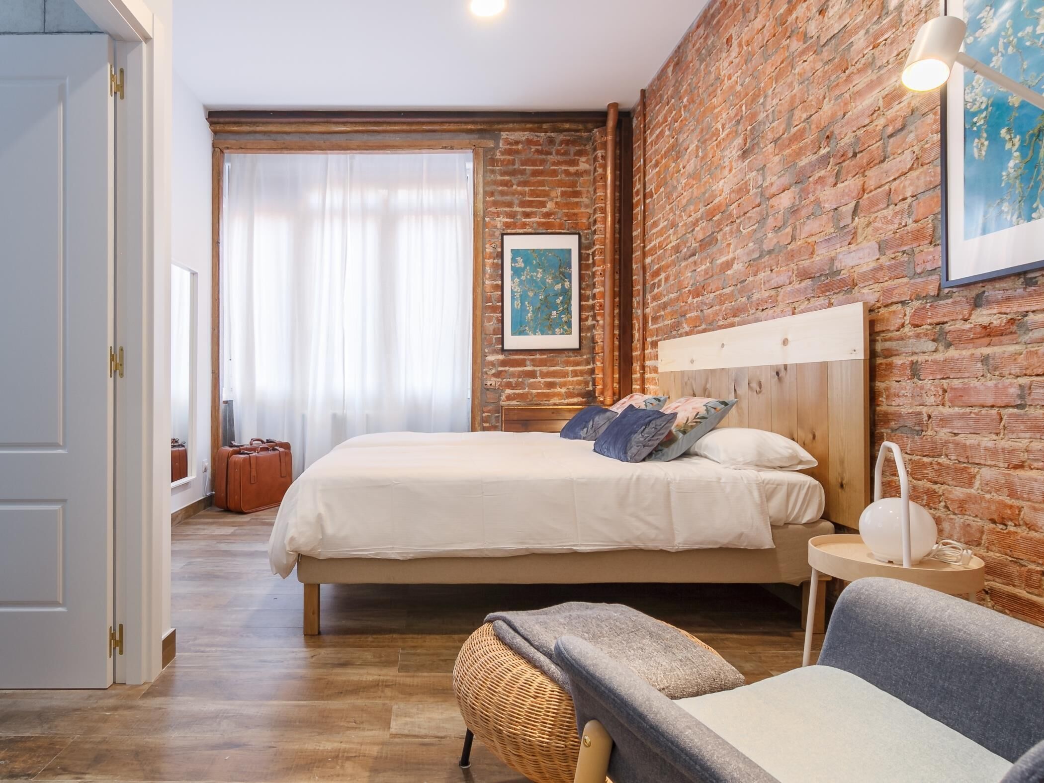 3 dormitorios, tabla de planchar con plancha, cuna de viaje