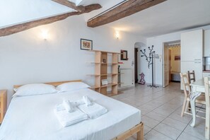 1 habitación, tabla de planchar con plancha, wifi y ropa de cama 