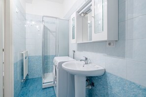 Een douche, een haardroger, een bidet, handdoeken