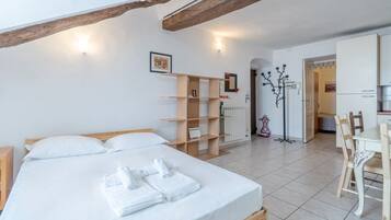 1 Schlafzimmer, BĂŒgeleisen/BĂŒgelbrett, WLAN, BettwĂ€sche