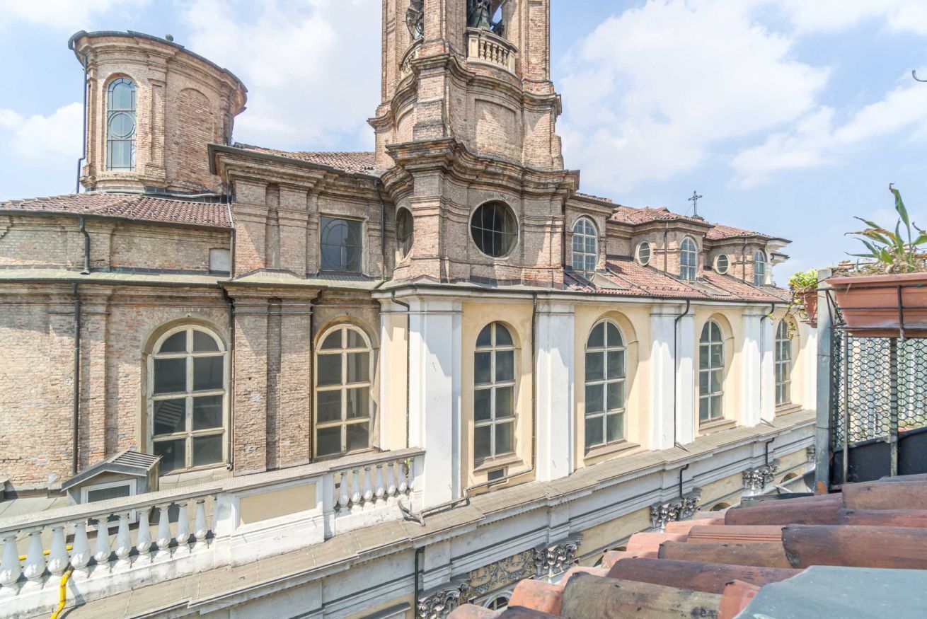 Un bâtiment historique doté d’un clocher, de fenêtres en arc de cercle et d’un balcon.
