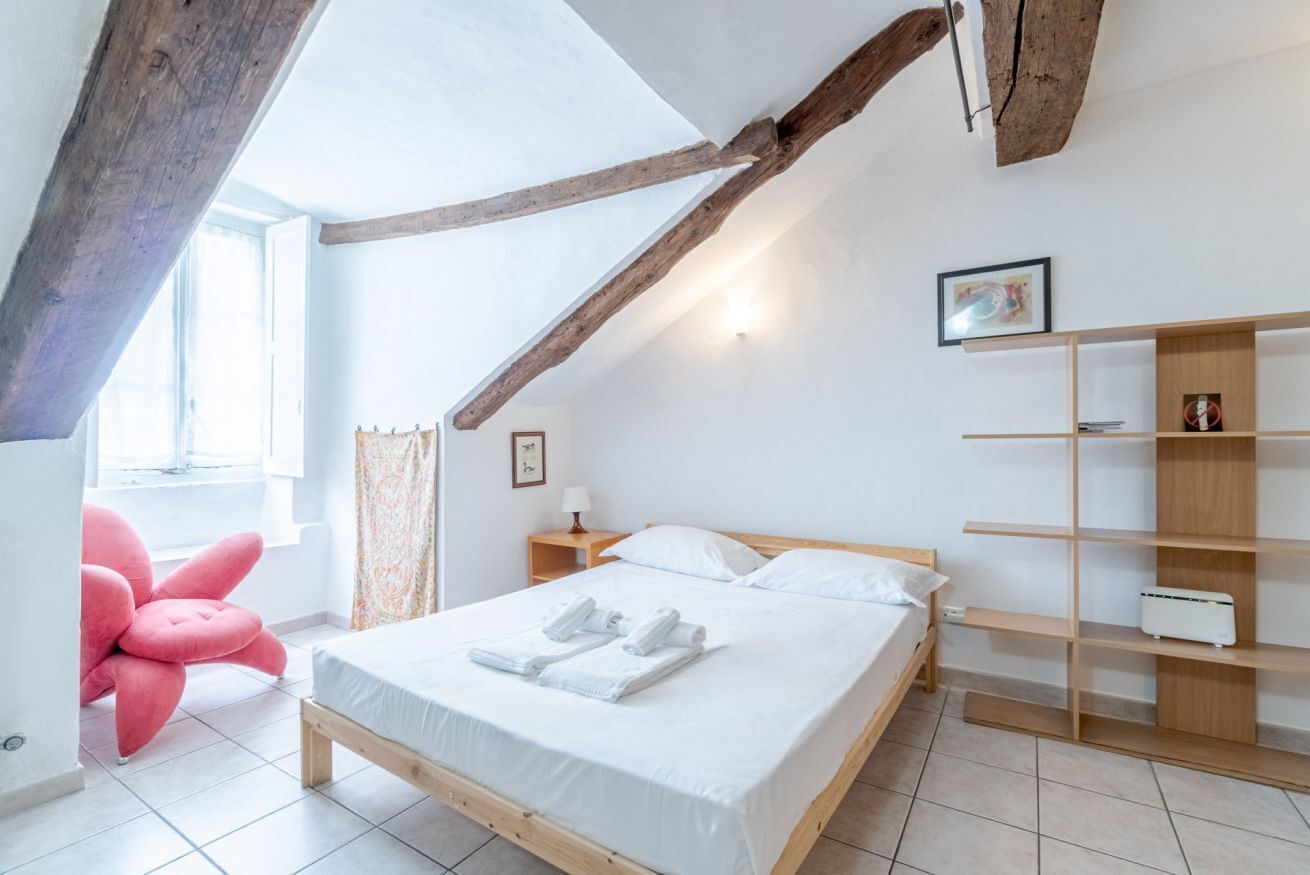 1 dormitorio, tabla de planchar con plancha, wifi y ropa de cama