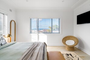 Individually decorated, individually furnished, laptop workspace - Bella Bay (Yamba)