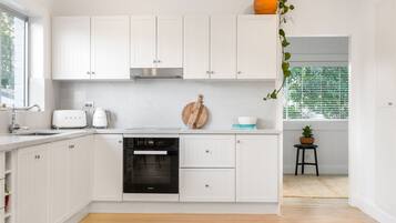 Full-size fridge, microwave, oven, stovetop