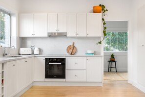 Full-size fridge, microwave, oven, stovetop