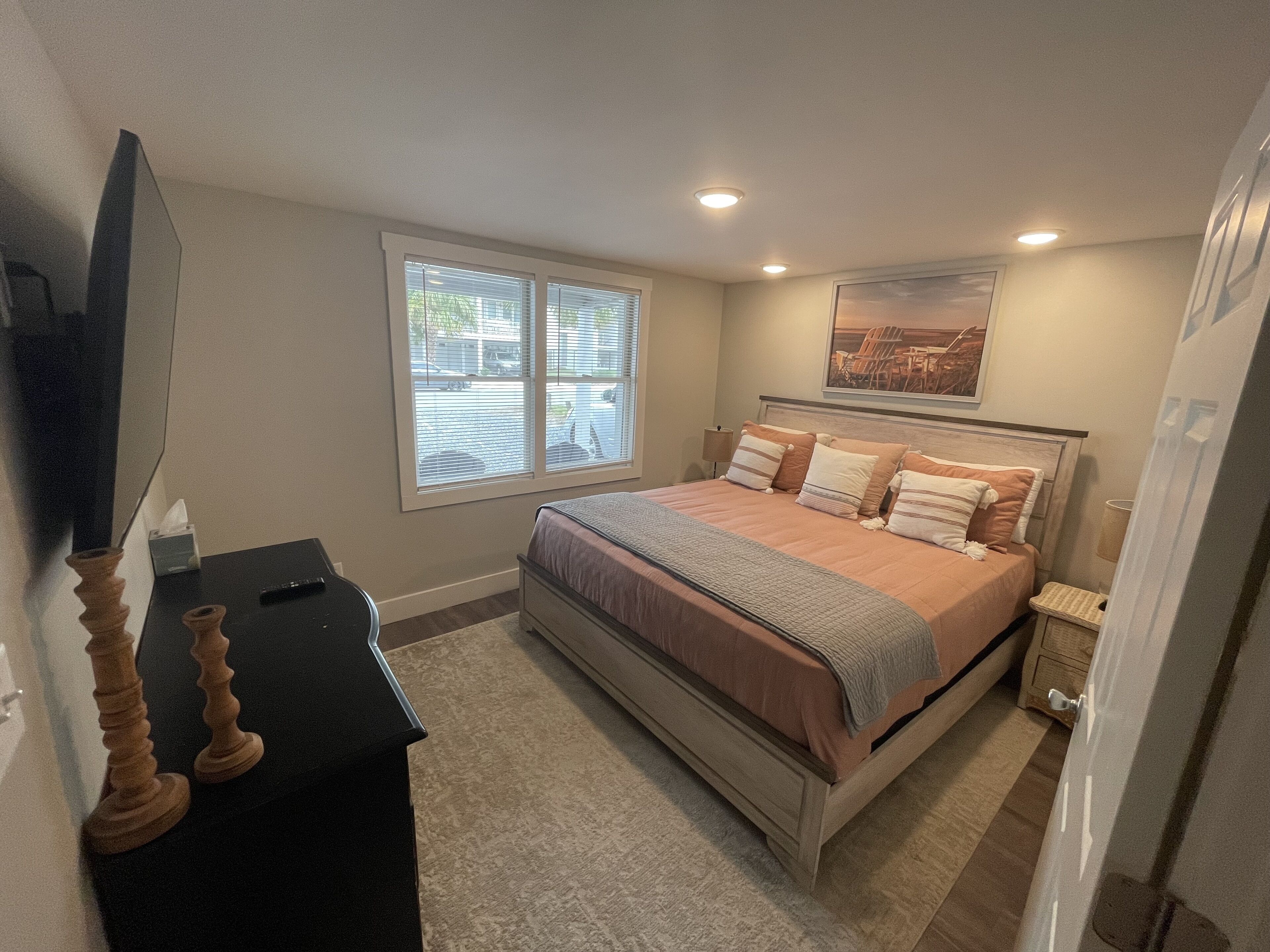 Bedroom 1 (king)