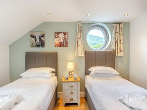 4 bedrooms, free WiFi, bed sheets, wheelchair access