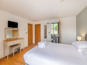 4 bedrooms, free WiFi, bed sheets, wheelchair access - 4 bedroom accommodation in Trevor, near Llangollen (Trevor, near Llangollen)