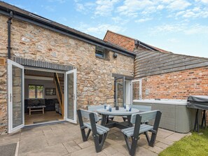 Outdoor dining - 4 bedroom accommodation in Trevor, near Llangollen (Trevor, near Llangollen)