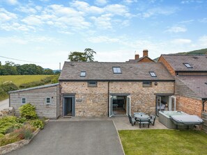 Outdoor dining - 4 bedroom accommodation in Trevor, near Llangollen (Trevor, near Llangollen)