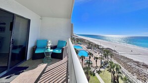 Un balcon avec vue sur la plage et l’océan.