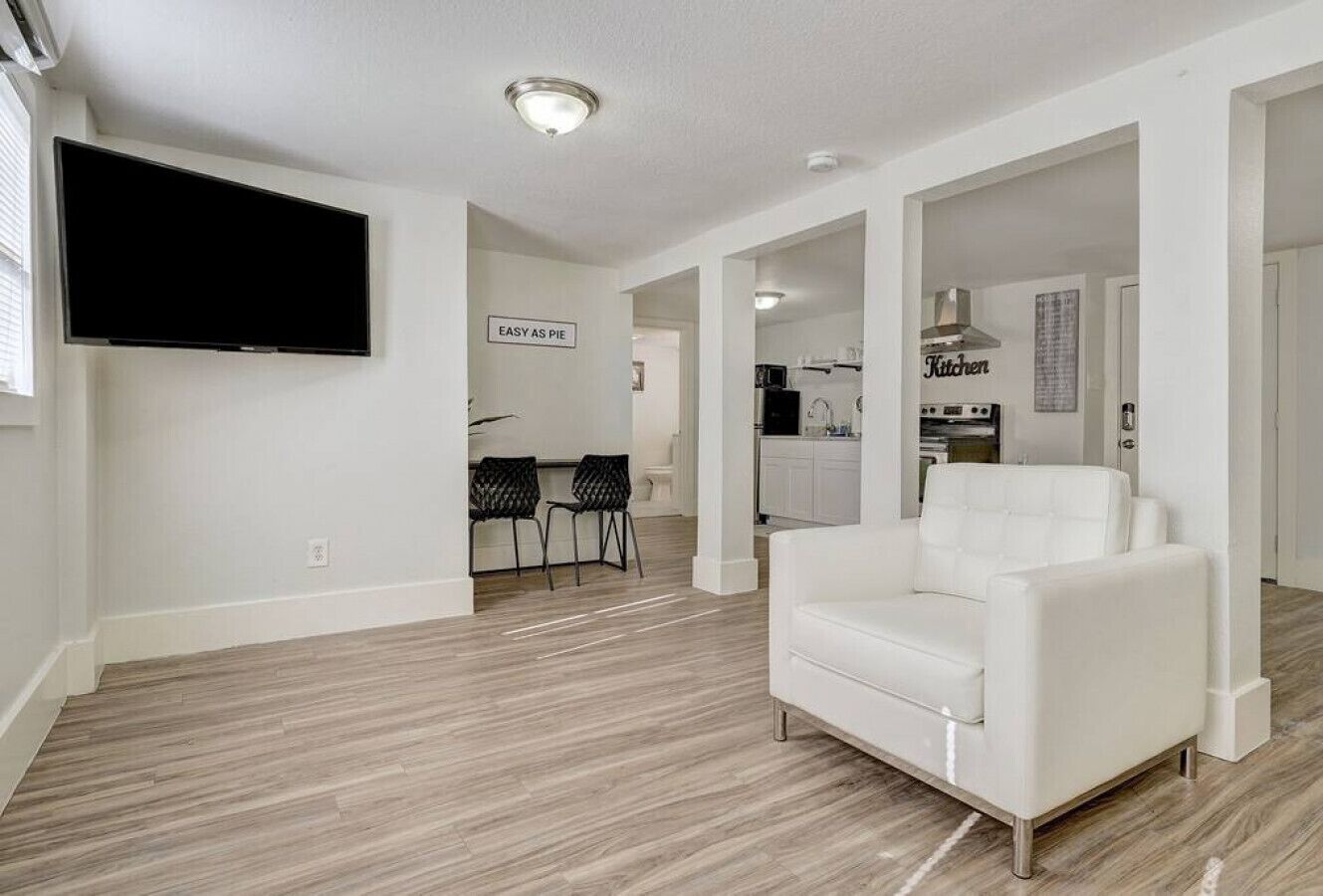 Downtown Round Rock Getaway Perfect for Couples