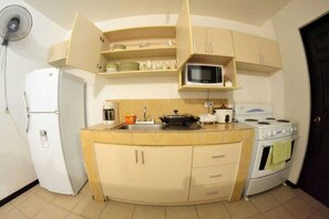 Een koelkast, een magnetron, een oven, een koffiezetapparaat/waterkoker