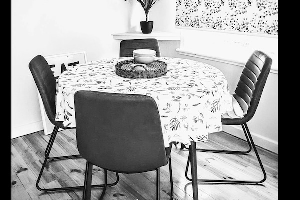 Enjoy breakfast in a quirky 1960s kitchen 🌻