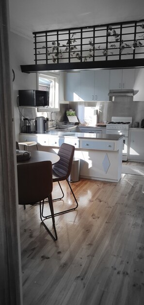 Fridge, microwave, oven, stovetop - Cosy Mid-Century home, Central, Off Street Parking and Fur Baby Friendly (Newington)