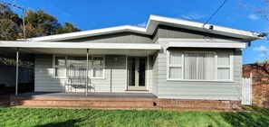 Exterior detail - Cosy Mid-Century home, Central, Off Street Parking and Fur Baby Friendly (Newington)
