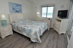 3 bedrooms, free Internet - Captain's Walk III 1D - Oceafront in Garden City Beach, SC (Garden City)