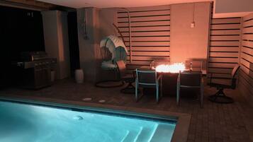 Een buitenzwembad, een verwarmd zwembad