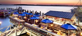 Luxe Family Gem-FREE Heated Pool~Walk to Beach~BBQ