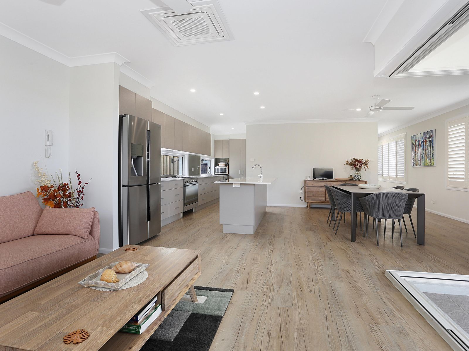 The White House Yamba  200mtres to the beach