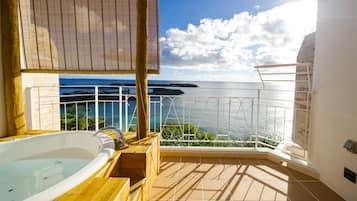 個別の浴槽とシャワー、ジェットバス、バスアメニティ (無料)、ヘアドライヤー