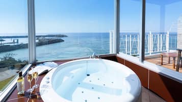 個別の浴槽とシャワー、ジェットバス、バスアメニティ (無料)、ヘアドライヤー