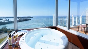 Separate tub and shower, jetted tub, free toiletries, hair dryer - Umi No Terrace Yomitan Toya (Yomitan)
